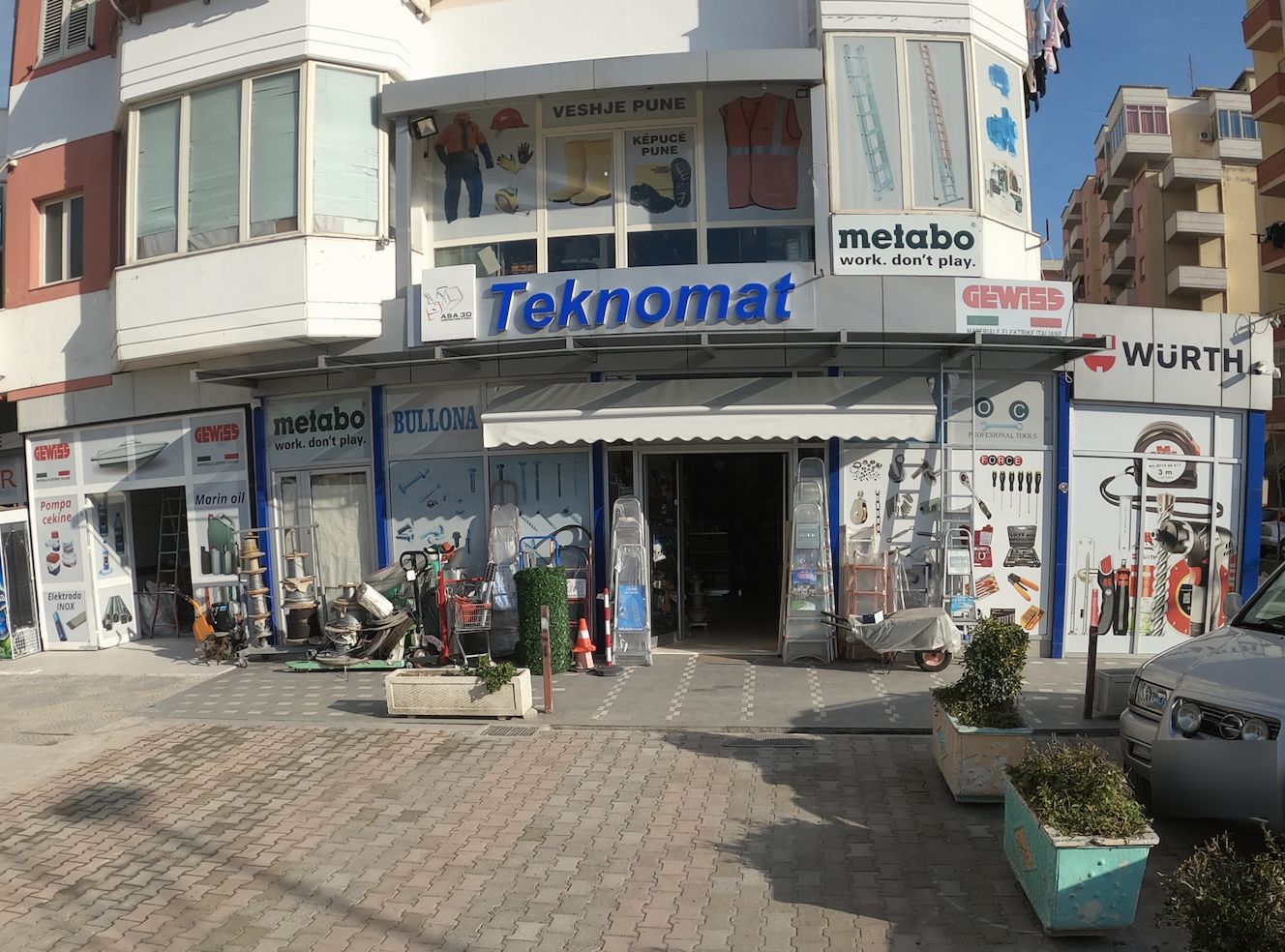 Dyqani Teknomat në Vlorë me tabelën blu Teknomat